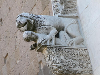 Figure simboliche sul portale della cattedrale